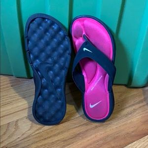 NIKE memory foam flip flops